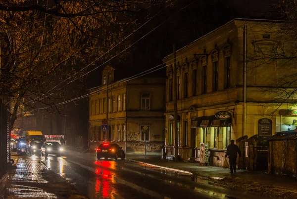 Riga, Letonya - 25 Nisan 2019: Agenskalns ilçesinde Nometnu Caddesi 'ne (Nometnu iela) gece — Stok fotoğraf