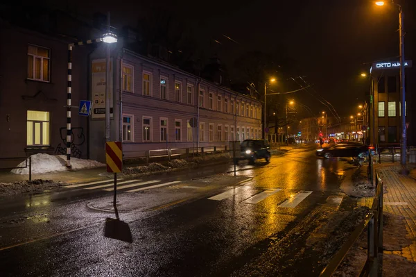 RIGA, LATVIA - 25 de abril de 2019: Vista para a rua Nometnu (Nometnu iela) no distrito de Agenskalns à noite — Fotografia de Stock