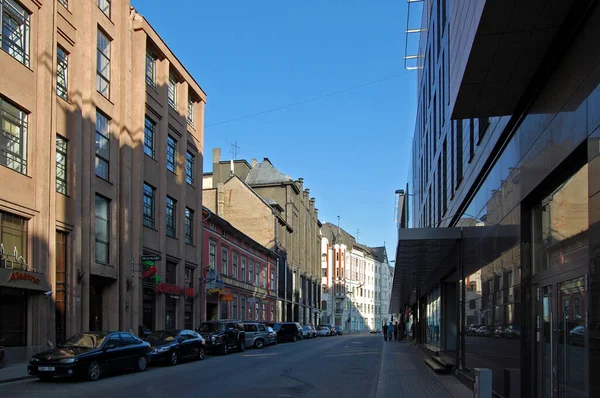拉脱维亚里加- 2019年4月25日：里加中心的Dzirnavu街（Dzirnavu iela）视图 — 图库照片