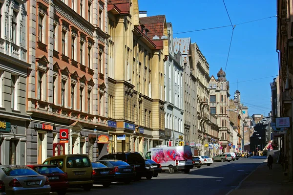 拉脱维亚里加- 2019年4月25日：里加中心的Dzirnavu街（Dzirnavu iela）视图 — 图库照片