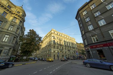 Riga, Letonya - 25 Nisan 2019: Riga şehir merkezindeki Elizabetes Caddesi 'ne (Elizabetes iela) bakın