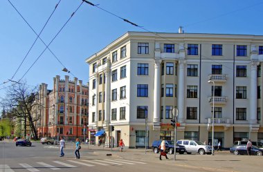 Riga, Letonya - 25 Nisan 2019: Riga şehir merkezindeki Elizabetes Caddesi 'ne (Elizabetes iela) bakın