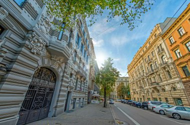 Riga, Letonya - 25 Nisan 2019: Riga şehir merkezindeki Elizabetes Caddesi 'ne (Elizabetes iela) bakın