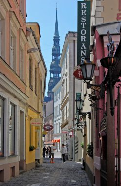 Riga, Letonya - 25 Nisan 2019: Riga şehir merkezindeki Gleznotaju Caddesi 'ne (Gleznotaju iela) bakın
