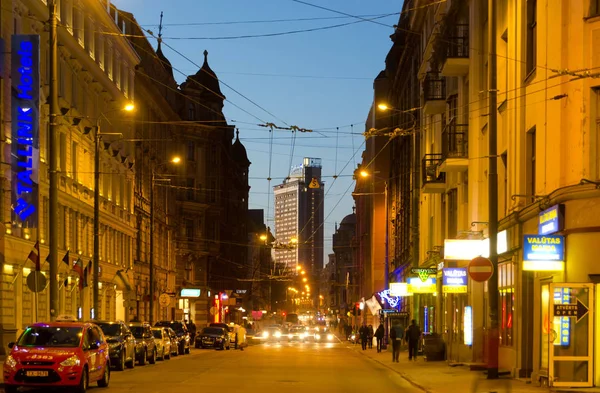 RIGA, LATVIA - 25 de abril de 2019: Vista para a rua Elizabetes (Elizabetes iela) no centro de Riga — Fotografia de Stock