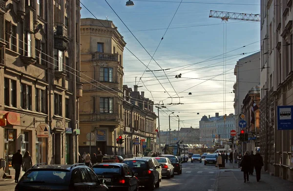 Riga, Letonya - 25 Nisan 2019: Riga şehir merkezindeki Ernesta Birznieka Upisa Caddesi (Ernesta Birznieka Upisa iela)