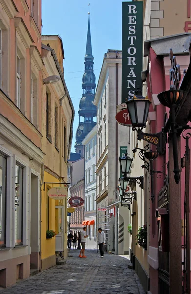 RIGA, LETTONIA - 25 APRILE 2019: Vista su via Gleznotaju (Gleznotaju iela) nel centro storico di Riga — Foto Stock