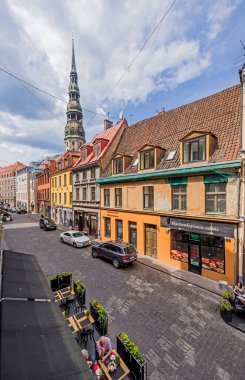 Riga, Letonya - 25 Nisan 2019: Eski Kentte Grecinieku Caddesi (Grecinieku iela)