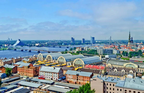 Belle vue panoramique aérienne de Riga ville skyline, Lettonie — Photo