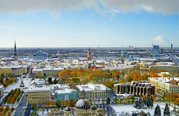 Wunderschöne Luftaufnahme der Skyline von Riga, Lettland — Stockfoto
