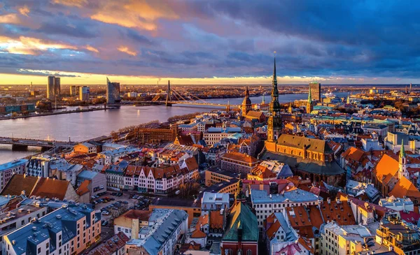 Hermosa vista panorámica aérea del horizonte de la ciudad de Riga, Letonia —  Fotos de Stock