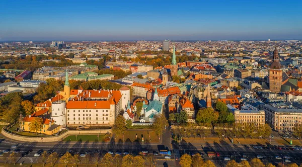 Belle vue panoramique aérienne de Riga ville skyline, Lettonie — Photo