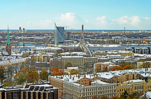 Belle vue panoramique aérienne de Riga ville skyline, Lettonie — Photo