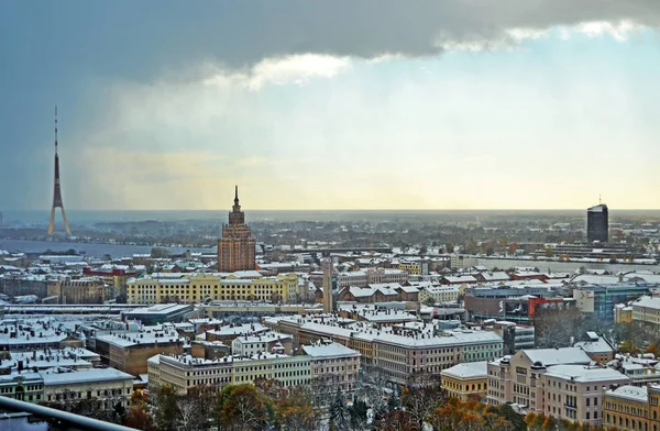 Belle vue panoramique aérienne de Riga ville skyline, Lettonie — Photo