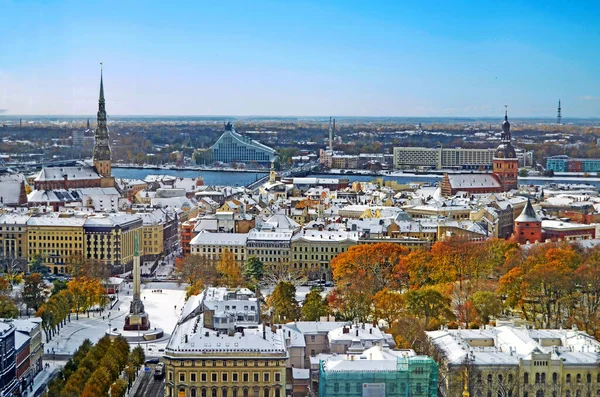 Belle vue panoramique aérienne de Riga ville skyline, Lettonie — Photo