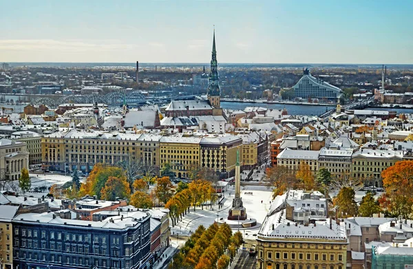 Belle vue panoramique aérienne de Riga ville skyline, Lettonie — Photo