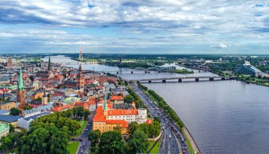Letonya 'nın Riga şehrinin gökyüzü manzarası çok güzel.