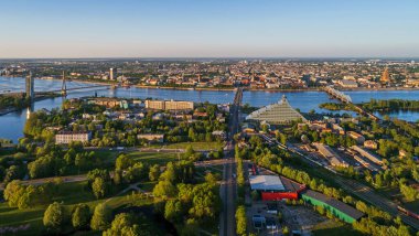 Letonya 'nın Riga şehrinin gökyüzü manzarası çok güzel.