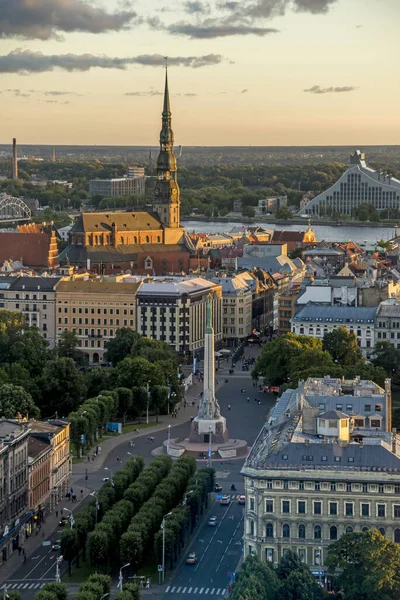 Belle vue panoramique aérienne de Riga ville skyline, Lettonie — Photo