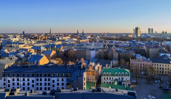 Belle vue panoramique aérienne de Riga ville skyline, Lettonie — Photo