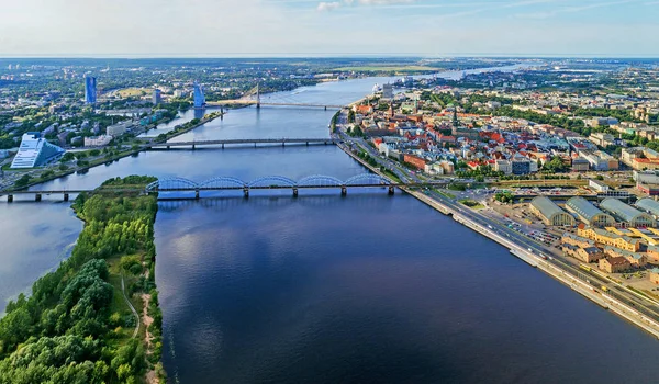 Belle vue panoramique aérienne de Riga ville skyline, Lettonie — Photo