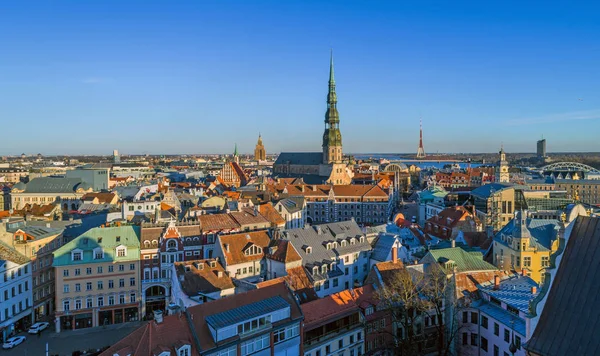 Belle vue panoramique aérienne de Riga ville skyline, Lettonie — Photo