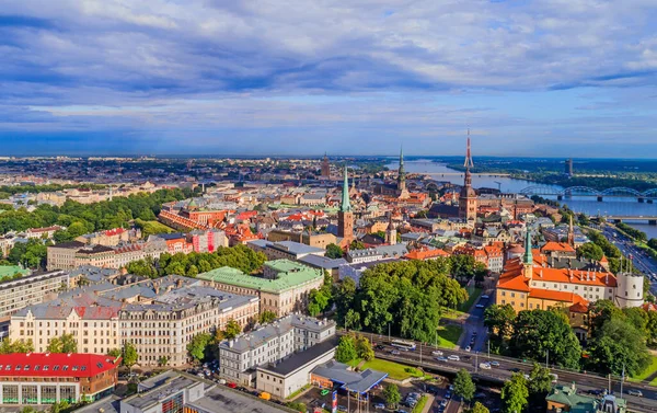 Hermosa vista panorámica aérea del horizonte de la ciudad de Riga, Letonia —  Fotos de Stock