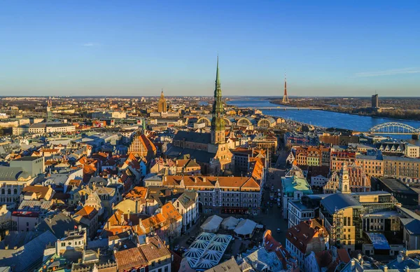 Belle vue panoramique aérienne de Riga ville skyline, Lettonie — Photo