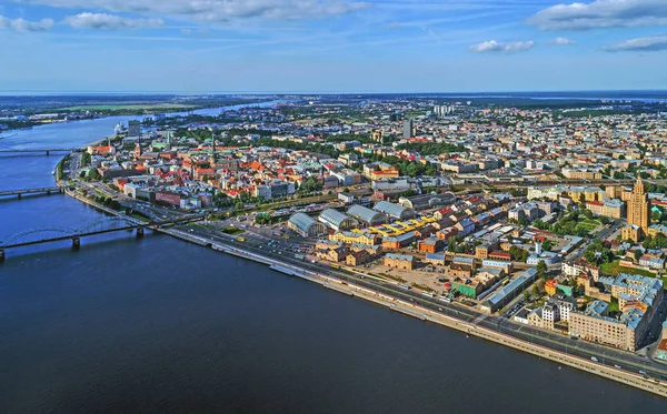 Belle vue panoramique aérienne de Riga ville skyline, Lettonie — Photo