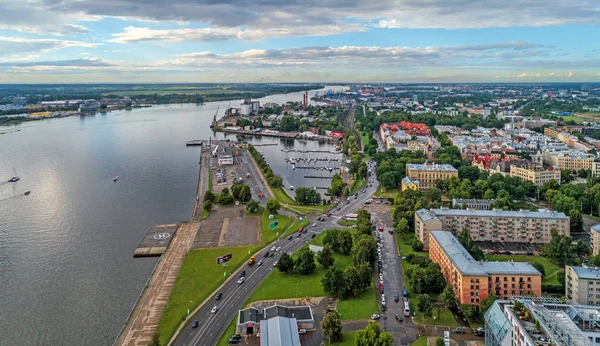 Belle vue panoramique aérienne de Riga ville skyline, Lettonie — Photo