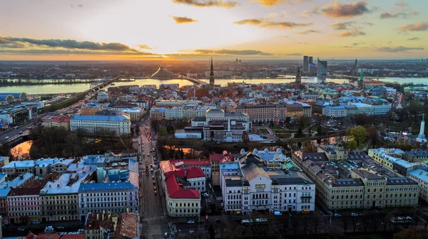 Belle vue panoramique aérienne de Riga ville skyline, Lettonie — Photo