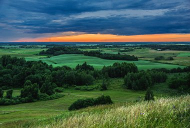 Litvanya 'daki Satrija kalesinden güzel bir yaz gün batımı manzarası