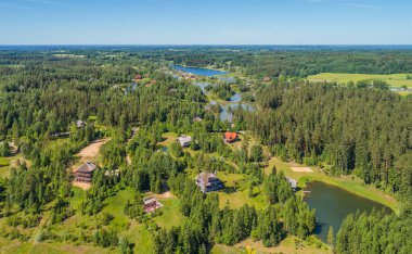 Letonya 'nın Amatciems ekolojik köyünün havadan görünüşü - zengin insanlar için peyzaj yapılmış doğa alanı