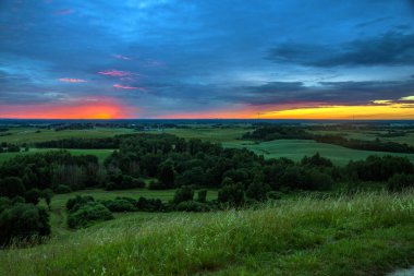 Litvanya 'daki Satrija kalesinden güzel bir yaz gün batımı manzarası