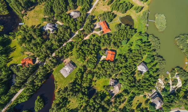 Letonya 'nın Amatciems ekolojik köyünün havadan görünüşü - zengin insanlar için peyzaj yapılmış doğa alanı