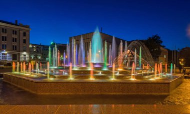 Kronvalda Park, Riga, Letonya 'da güzel açık renkli çeşme