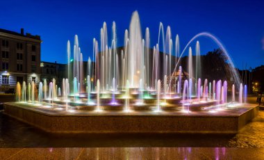 Kronvalda Park, Riga, Letonya 'da güzel açık renkli çeşme