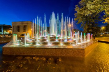 Kronvalda Park, Riga, Letonya 'da güzel açık renkli çeşme