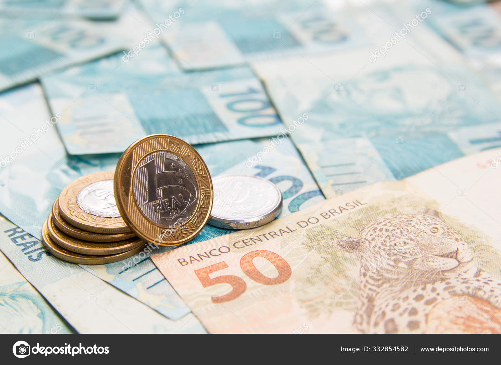 ブラジルのお金 ブラジルの通貨であるレアルの紙幣 支払い 資金の概念 お金の銀行券とワンリアルコインの完全なフレーム前景 —  ストック編集用写真©verganifotografia#332854582