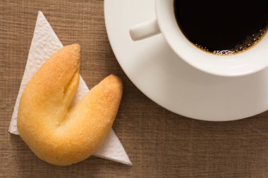 Peynirli ekmek, Brezilya 'da Chipa, at nalı şeklinde. Geleneksel öğle yemeği. Çerez ve bir fincan kahve tahtada, tepede..