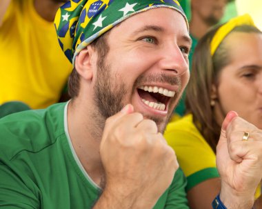 Brezilyalı taraftarlar stadyumda tezahürat yapıyorlar. Duyguların portresi. Gol, zafer, kutlama.