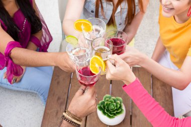 Genç üniversite öğrencileri dışarıdaki kafe barda harika vakit geçiriyorlar. Bir grup mutlu gülen insan dışarıdaki restoranda kutlama yapıyor..