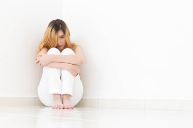 Yalnız kadın yalınayak ve üzgün. Yalnızlık ve yalnızlık hissi. Boş odada oturan kadın..