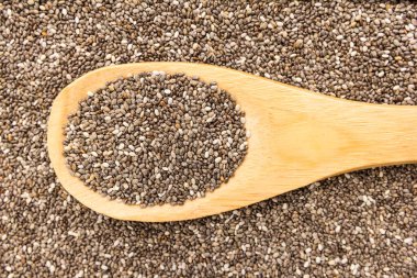 Salvia Hispanica, Chia Seed 'in bilimsel adıdır. Ayrıca Semente de Chia (Portekizce) olarak da bilinir. Tahta kaşıkta tahıllar. Kapat..