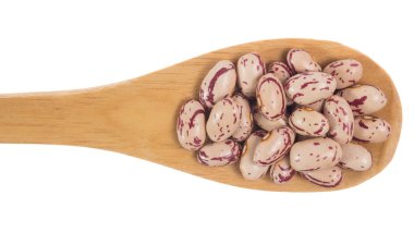 Fahseolus vulgaris, Şeker Fasulyesi baklasının bilimsel adıdır. Feijao Rajado ya da Frijol Canaval olarak da bilinir. Tahta bambu kaşığı üzerinde tahıllar. Beyaz arkaplan.