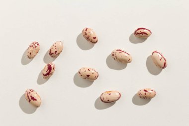 Fahseolus vulgaris, Şeker Fasulyesi baklasının bilimsel adıdır. Feijao Rajado ya da Frijol Canaval olarak da bilinir. Dağınık tanelerin üst görünümü.