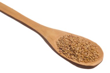 Linum usitatissimum, Altın Keten tohumunun bilimsel adıdır. Keten tohumu, keten tohumu ve Flax olarak da bilinir. Tahta kaşık üzerinde tahıllar, izole beyaz arkaplan.