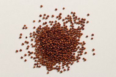 Chenopodium kinoa, Kırmızı kinoa tohumunun bilimsel adıdır. Tahıl yığını. Üst görünüm.