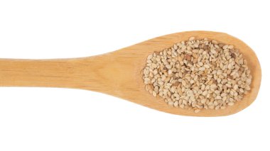 Sesamum indicum, Susamo 'nun bilimsel adıdır. Ayrıca Gergelim (Portekizce) ve Sesamo (İspanyolca) olarak da bilinir. Tahta bambu kaşığı üzerinde tahıllar. Beyaz arkaplan.