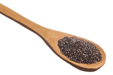 Salvia Hispanica, Chia Seed 'in bilimsel adıdır. Ayrıca Semente de Chia (Portekizce) olarak da bilinir. Tahta kaşık üzerinde tahıllar, izole beyaz arkaplan.